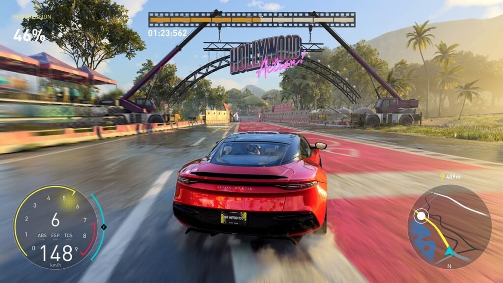 Competición online de The Crew Motorfest PS5 con vehículos de carreras en un circuito.